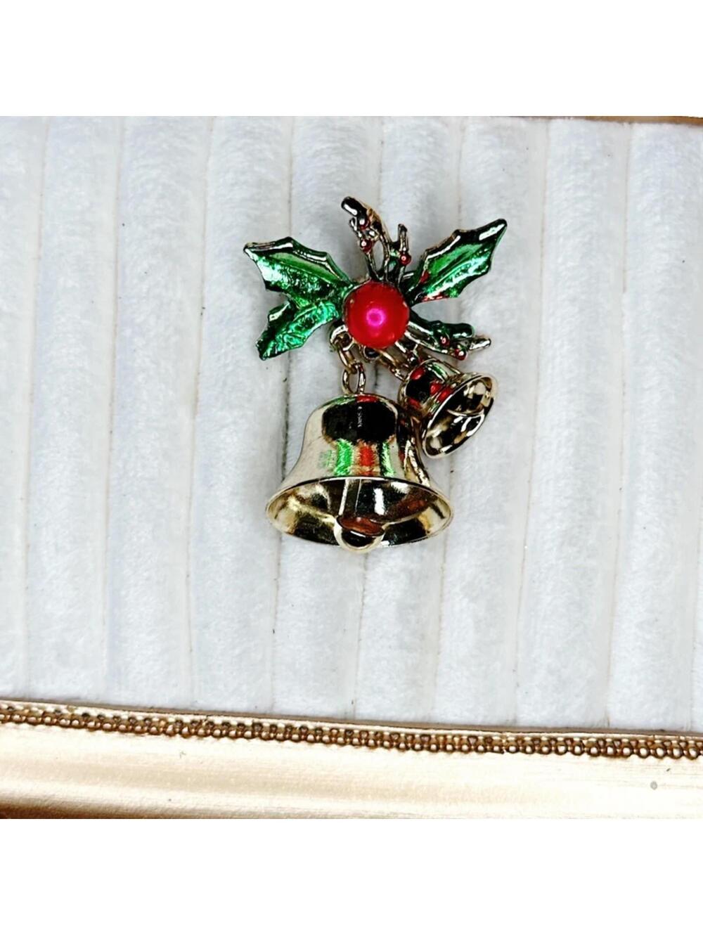 556u. Goldtone Christmas Vintage Bell Brooch